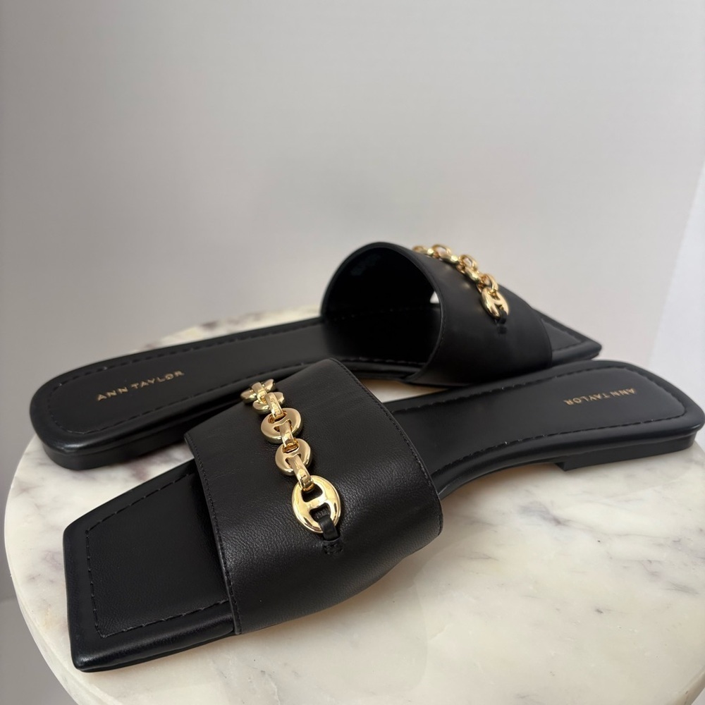 Ann Taylor Black Leather Slide Sandals Gold Chain Detail Size 10M - Picture 6 of 14